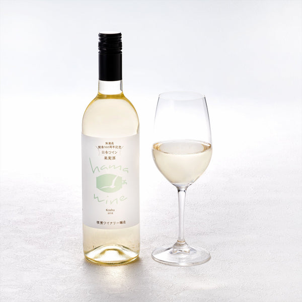 2018年製甲州白ワインとワイングラスの画像